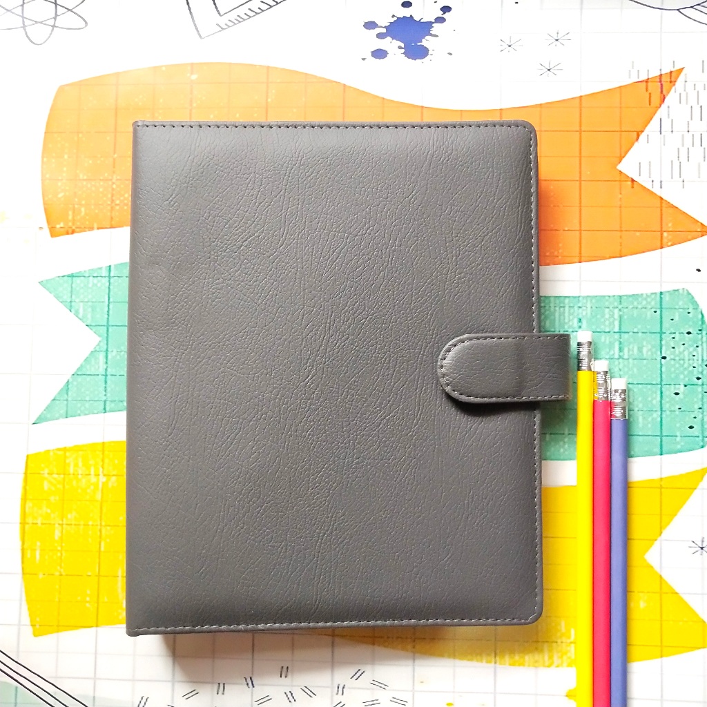 

Binder Polos Kulit Sintetis 17 Warna Ukuran A5 20ring dan B5 26ring Bahan Mb Tech