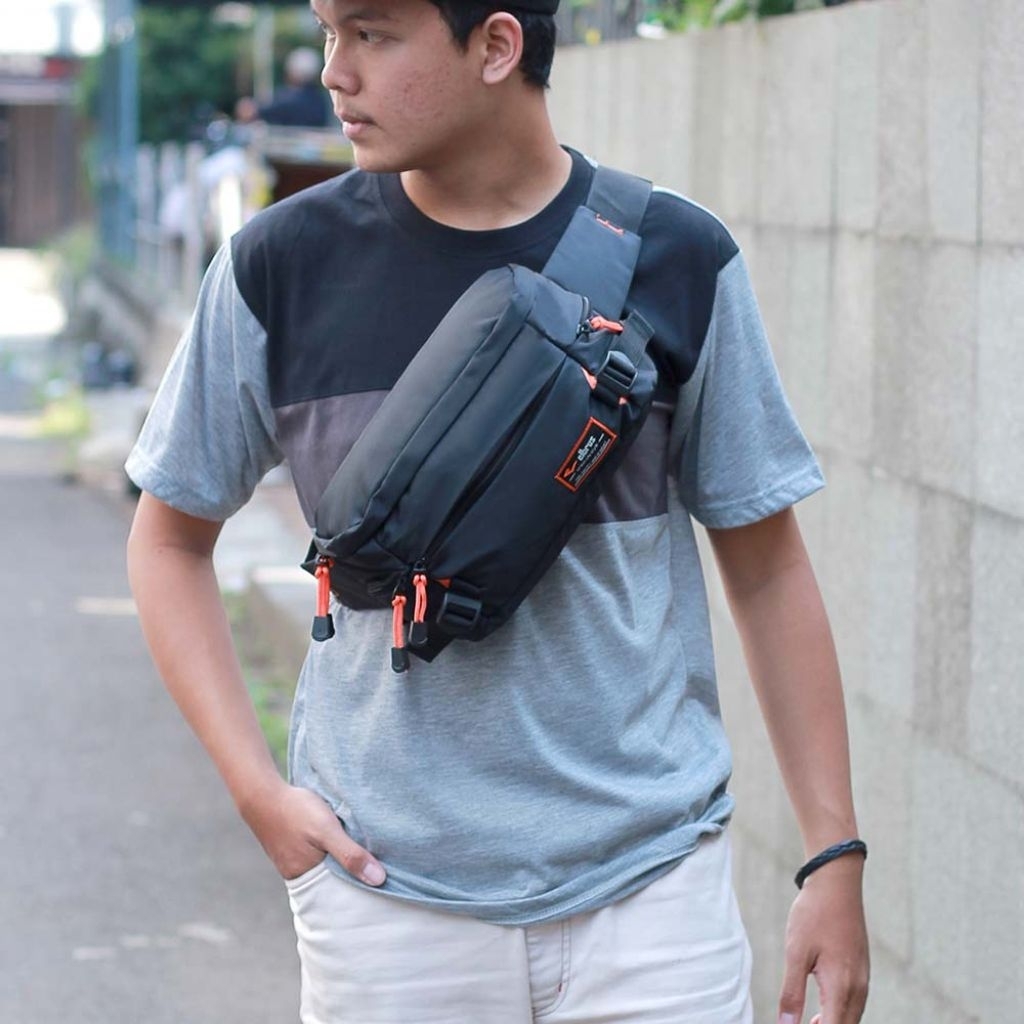 Tas Selempang Pria Keren Multifungsi – Sling Bag Trendy untuk Kerja, Kuliah & Traveling