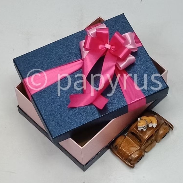 

PAPYRUS Sandwich 20x25 Tinggi 8cm Kotak Kado Gift Box Hardbox Hampers Hadiah V1