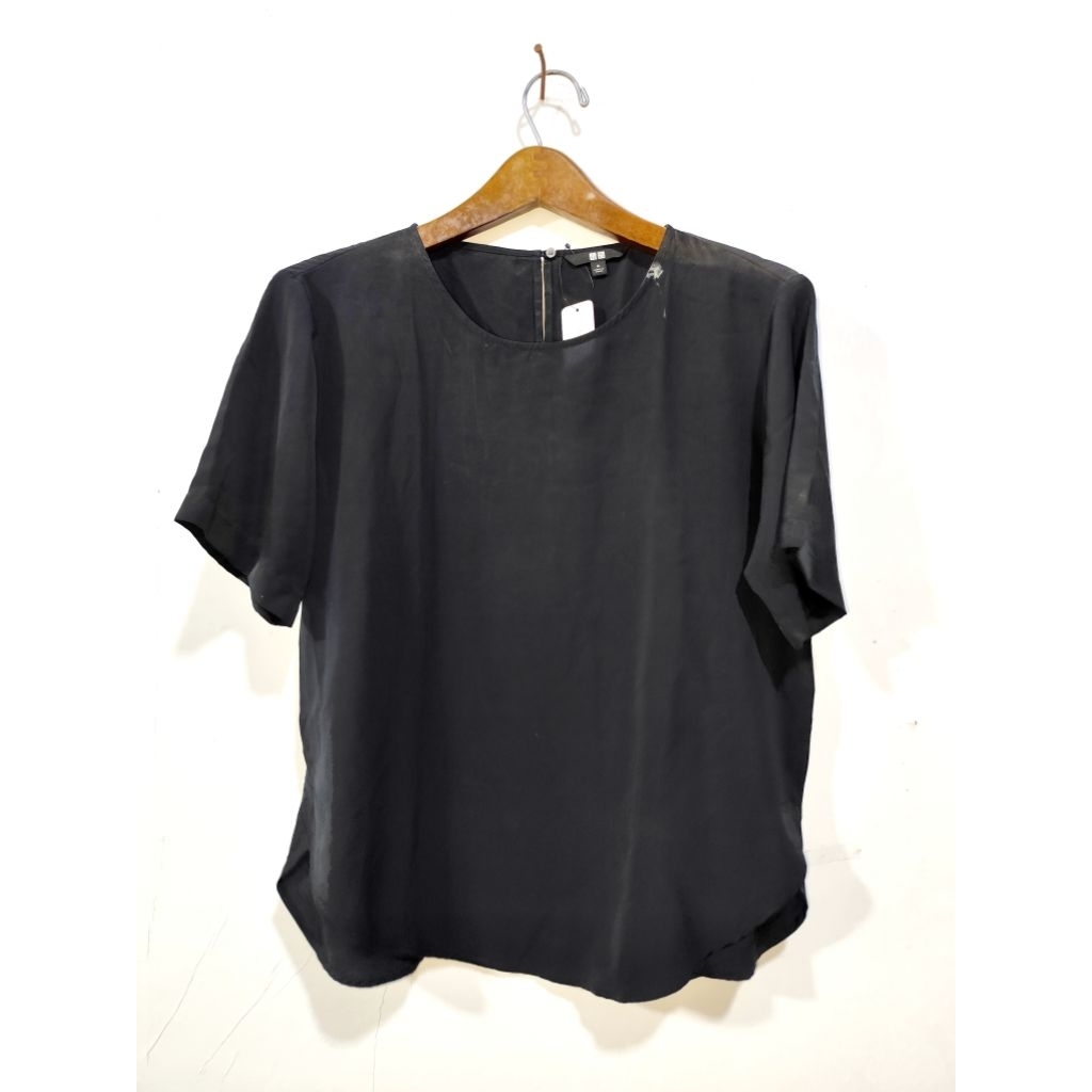 uniqlo - atasan blouse  wanita lengan pendek hitam