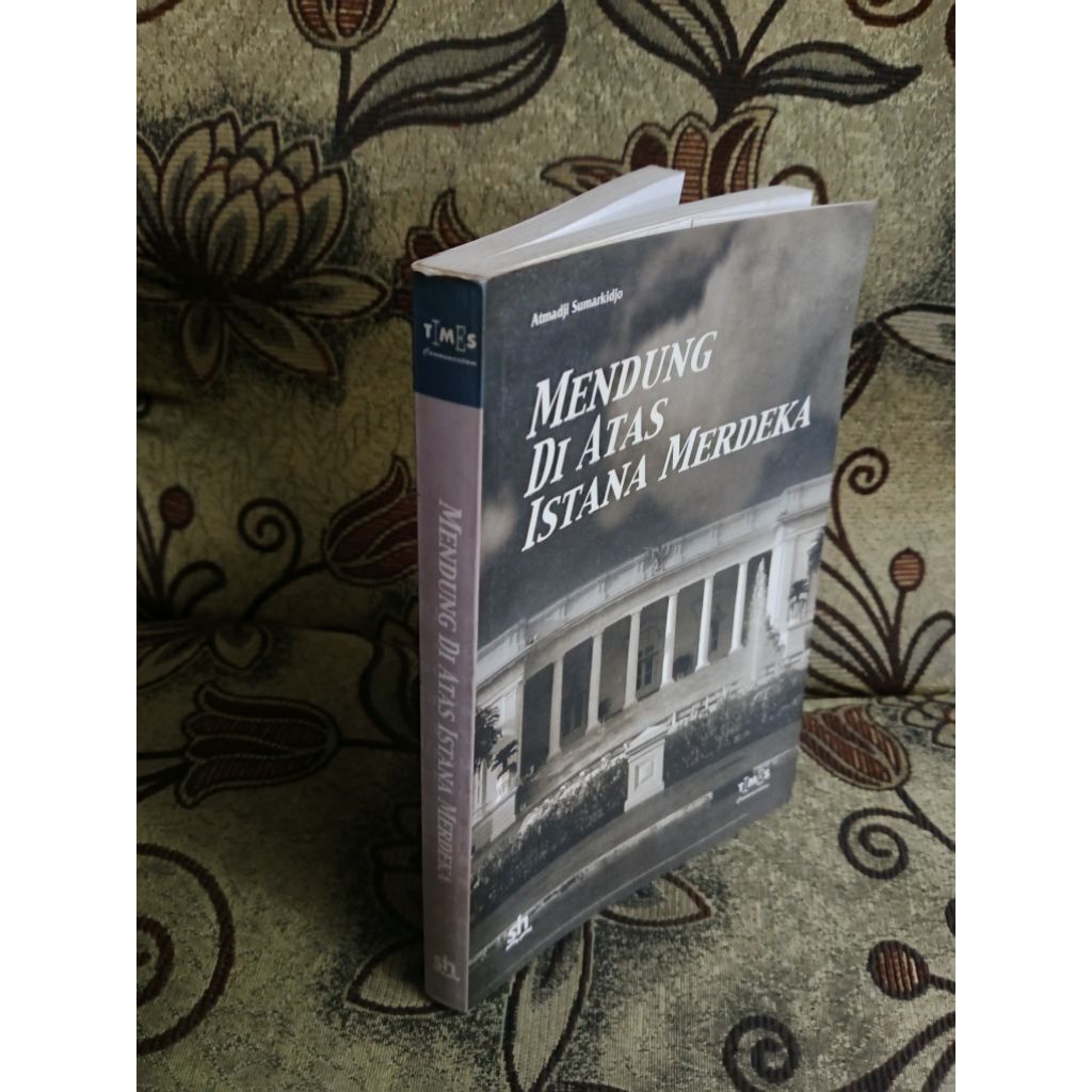 Mendung Di Atas Istana Merdeka