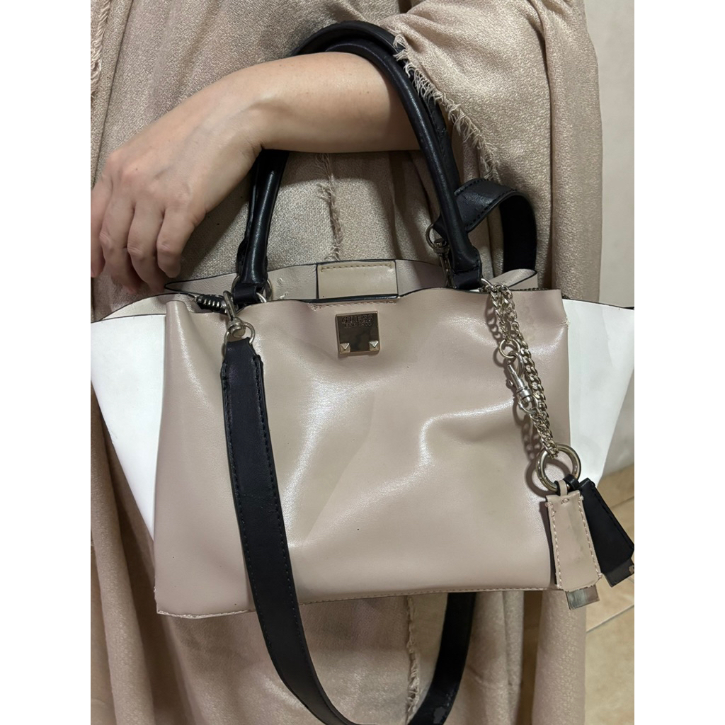 TAS GUESS PRELOVED SLING BAG BESAR