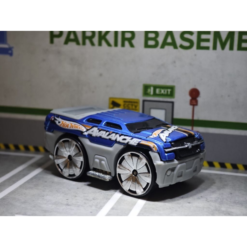 hot wheels tooned jadul chevy avalanche