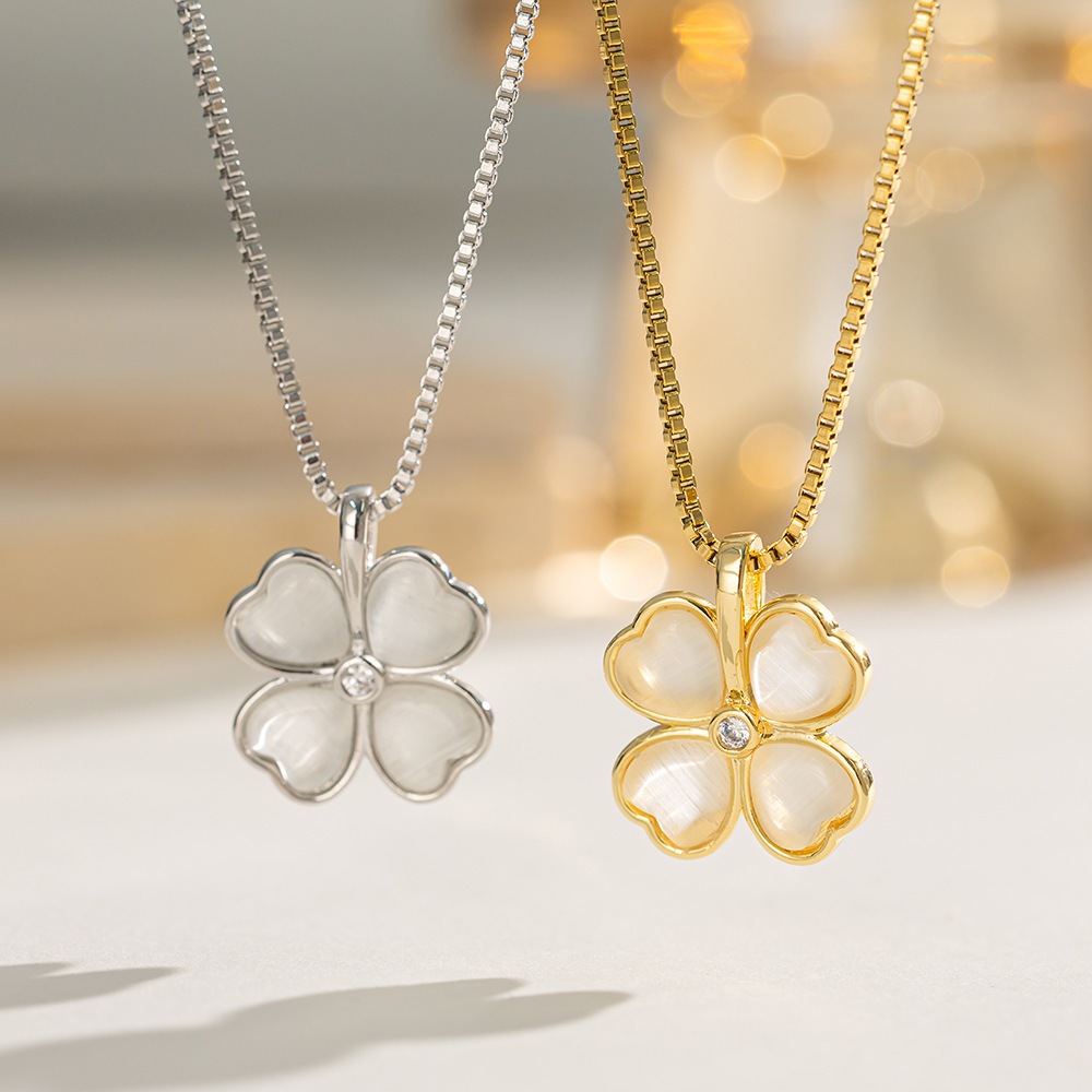 ME14 Kalung baja titanium semanggi empat daun mode Korea perhiasan wanita anti karat dan anti luntur