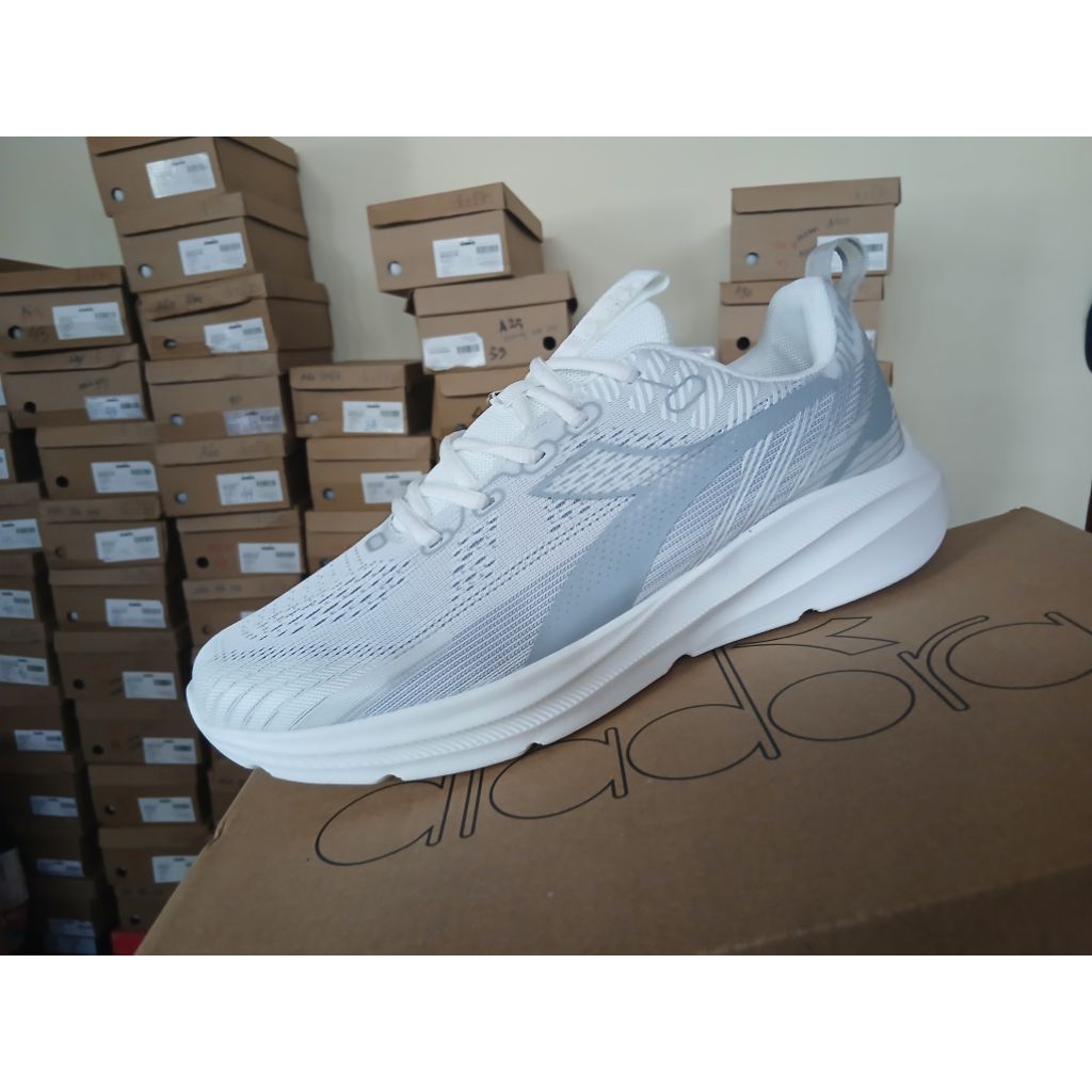 sepatu olahraga sport runing pria diadora putih original
