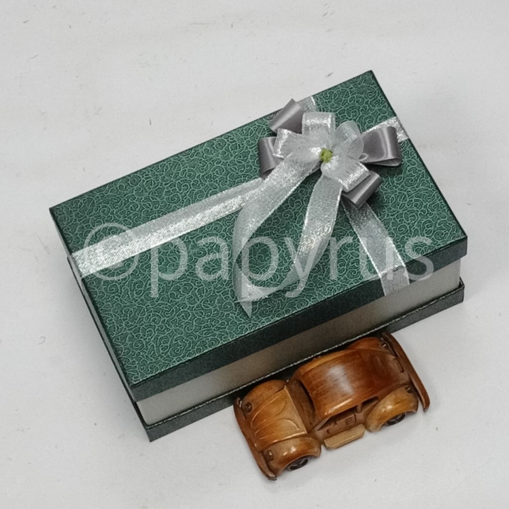 

PAPYRUS Sandwich 15x25 Tinggi 30cm Kotak Kado Gift Box Hardbox Hampers Hadiah V2