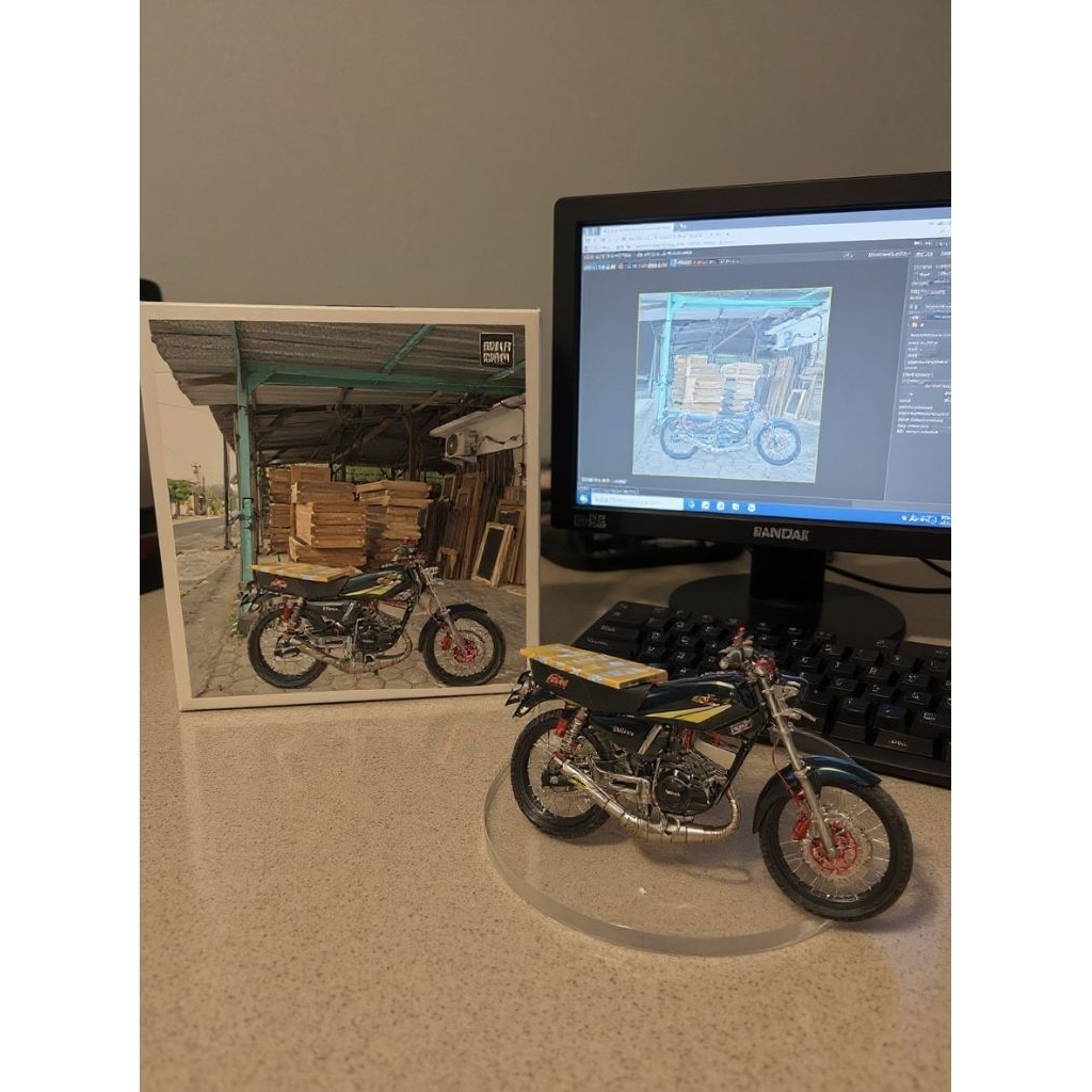 jasa edit foto viral foto miniatur di meja komputer