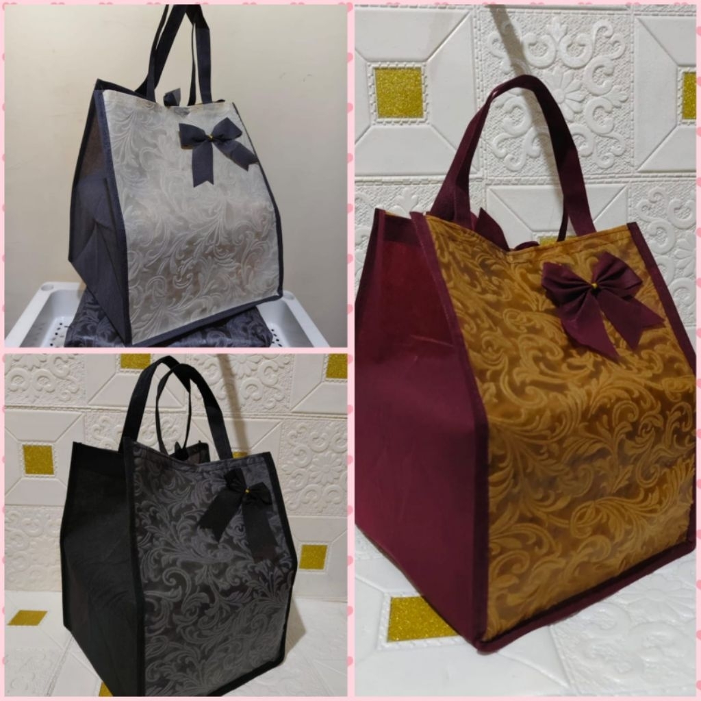 

TAS HAJATAN PITA EMBOS NEW KOMBINASI UKURAN 22 X 22.TAS KOTAK NASI/TAS SPUNBOND/TAS ULTAH/TAS PARSEL/TAS SOUVENIR