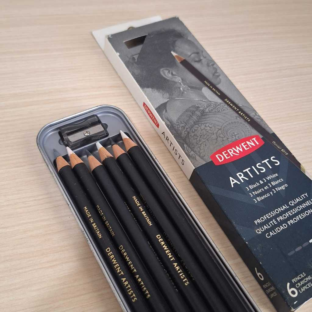 

Preloved Pensil Derwent Artists Black & White 6 tin