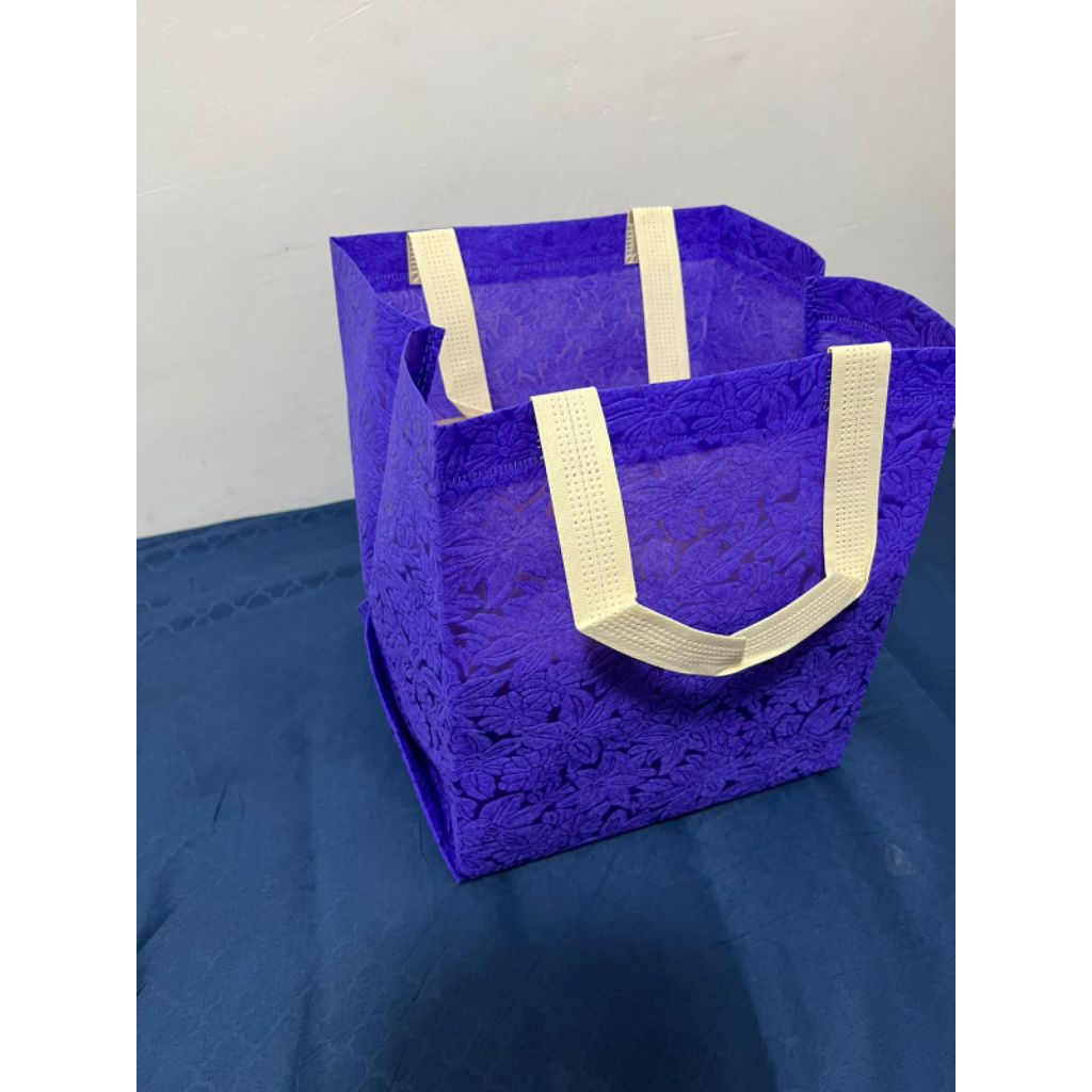 

(ISI 1 PACK = 60 PCS) Tas Hajatan Goodiebag Full Embos 22x22 cm / Tas Nasi Box / Tas Spunbond / Tas Belanja