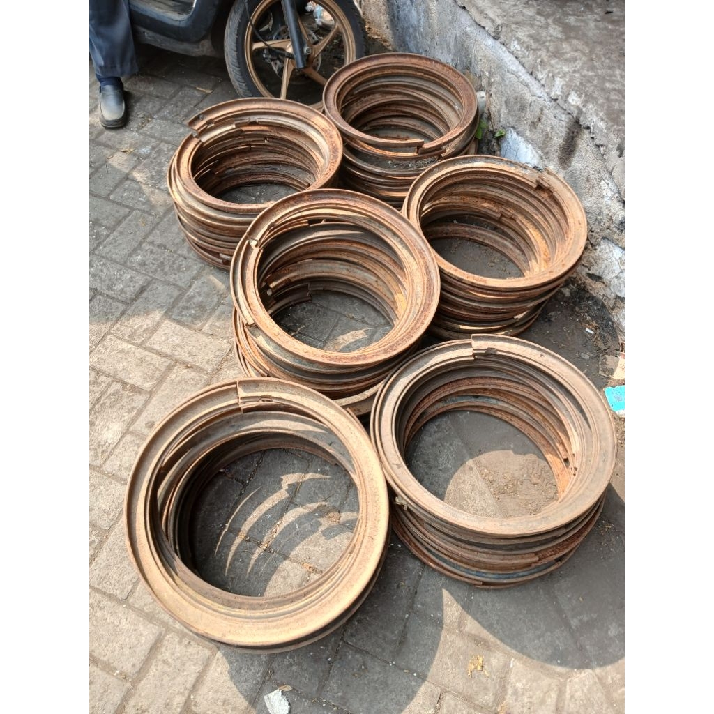 Ring 15 bibir tipis kembangan lebar