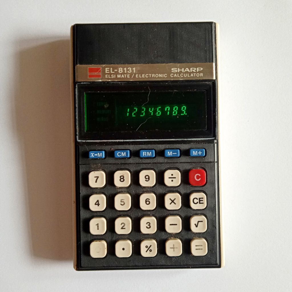 

Antik Vintage Kalkulator Jadul Sharp EL-8132 Made in Japan Hidup Tidak Normal Minus Tutup Batere Display Only