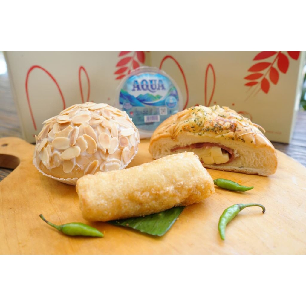 Paket Snack box 29.000 ( 2 roti, 1 gorengan, mineral water 220ml )