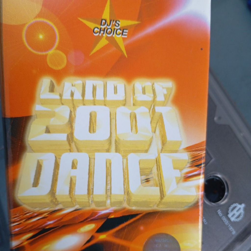 

kaset pita kompilasi land of dance 2001