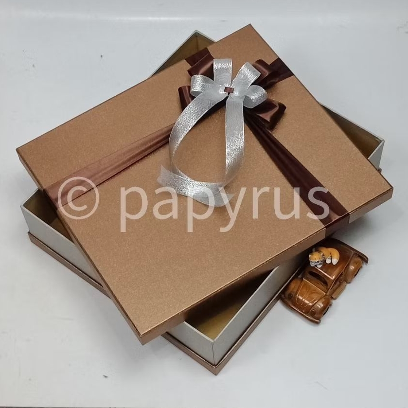

PAPYRUS Sandwich 35x40 Tinggi 8cm Kotak Kado Gift Box Hardbox Hampers V1