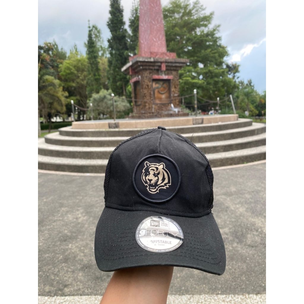 New Era Lion Cap Trucker Hat Black