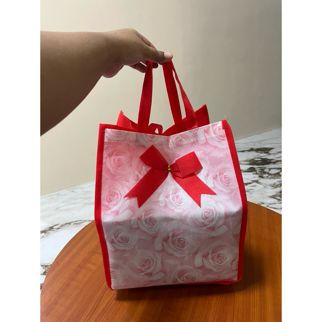 

TERMURAH!! (ISI 1 LUSIN = 12 PCS) Tas Hajatan Goodiebag Motif Bunga Pita 22x22 cm / Tas Nasi Box / Tas / Tas Belanja