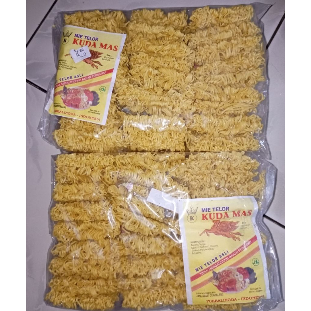 

Mie Telor Cap Kuda Mas. Mie jadul untuk seblak, bakmie jawa, campuran bakso, magelangan dll. Berat 1 bungkus 300 gr. Satu bungkus isi sekitar 27 keping mie kecil. Free packing kardus. Aman.