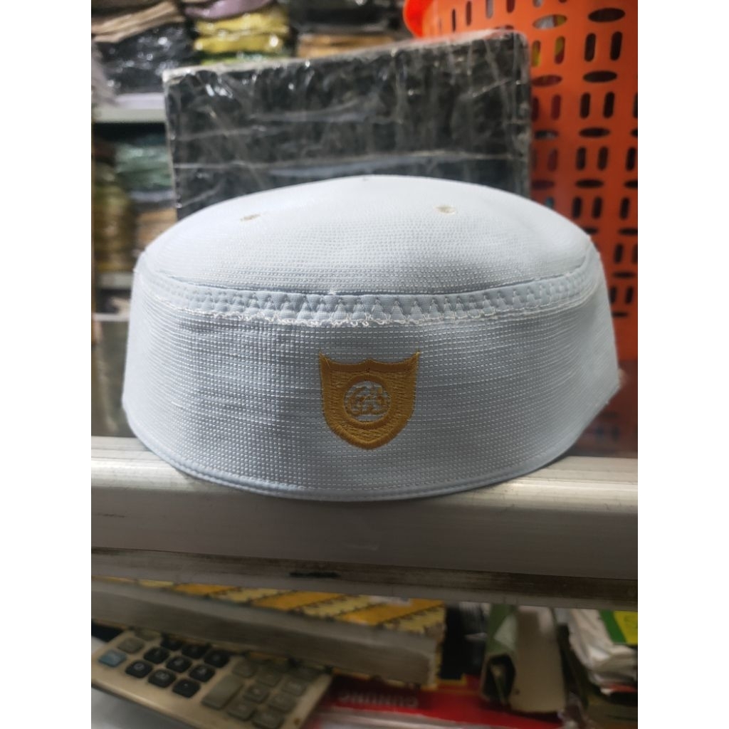 peci Malaysia warna putih dengan logo warna kuning tinggi 6 cm