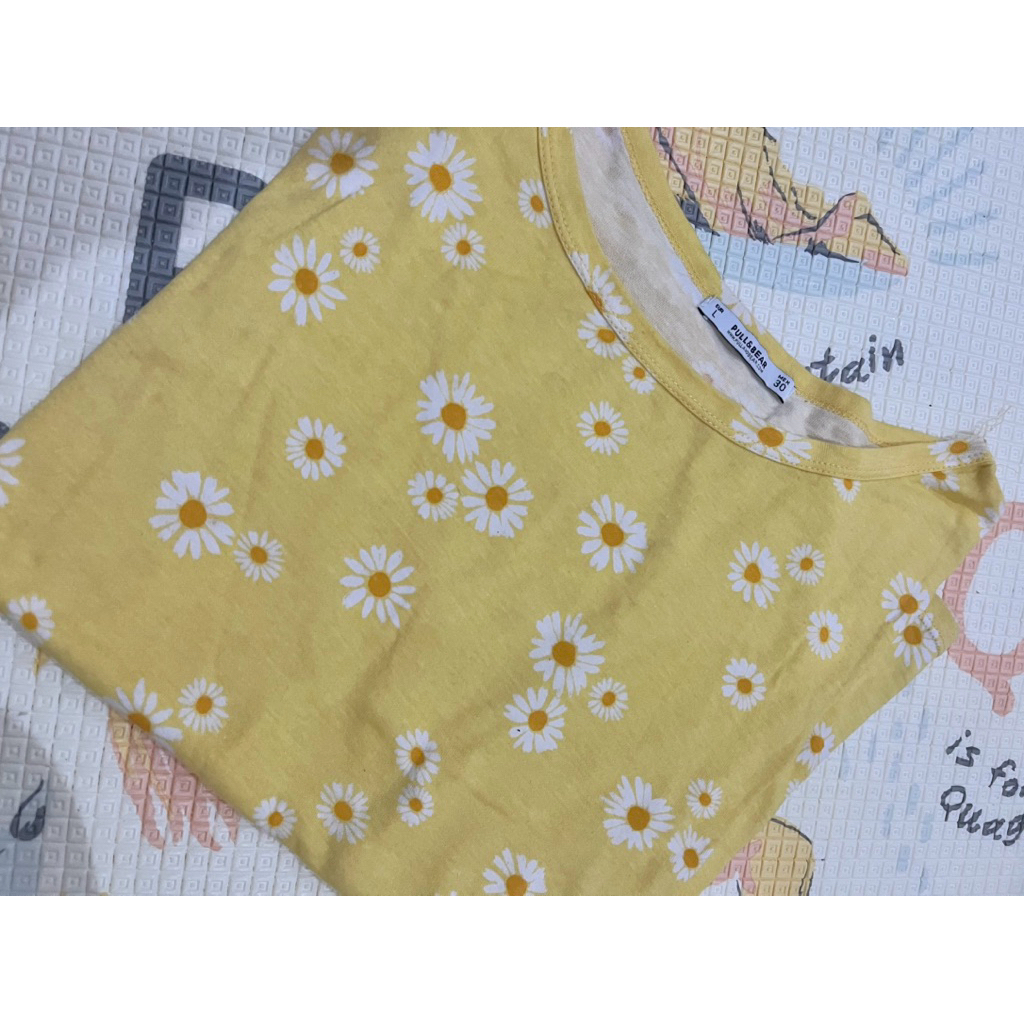 pull & bear daisy crop tee/floral print daisy tshirt size L (kaos crop sepaha)