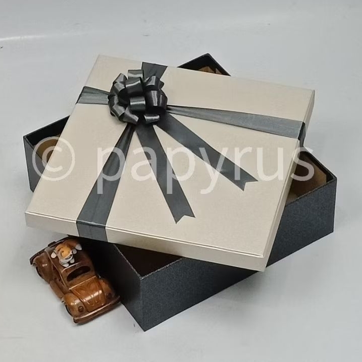 

PAPYRUS Kombinasi 30x30 Tinggi 8cm Kotak Kado Gift Box Hardbox Hampers V3