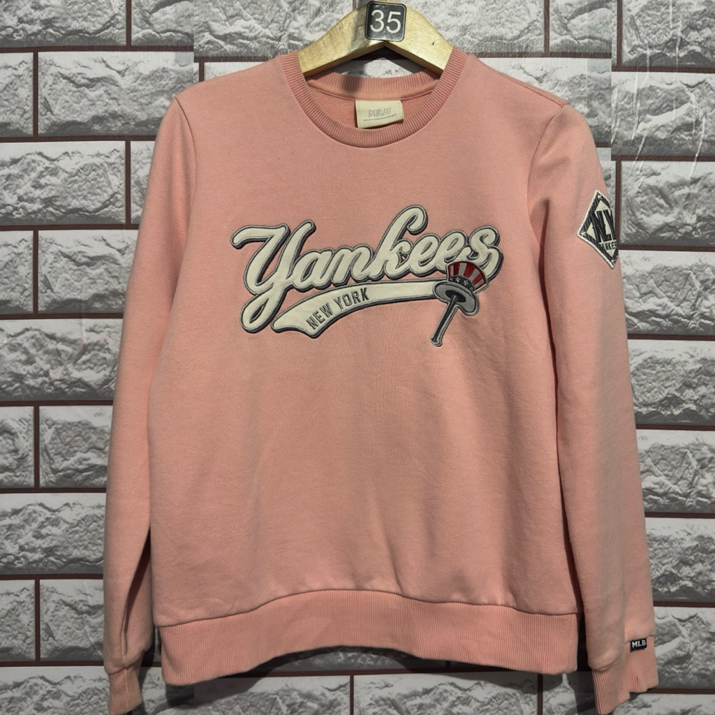Yankees MLB Pink - Text Logo (Crewneck)