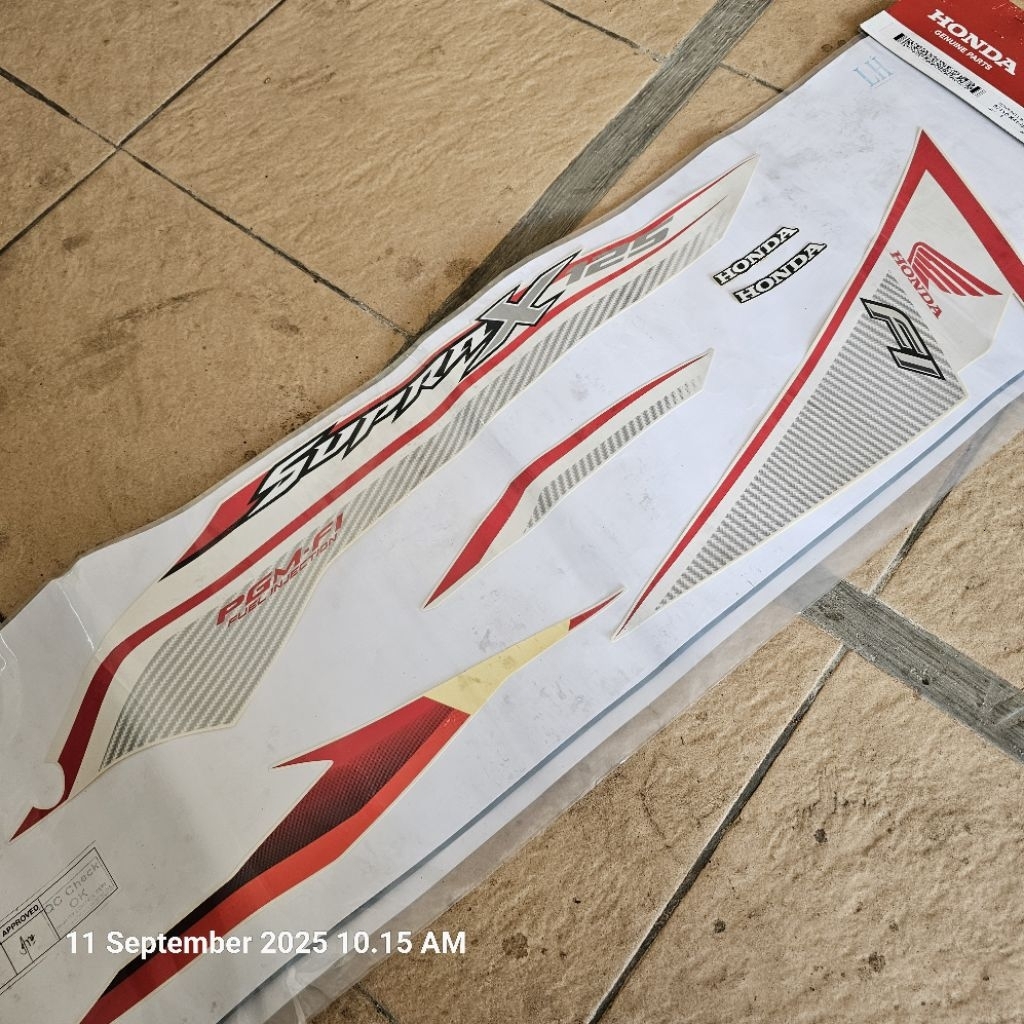 Stripe body Supra X125 Fi new 2014 putih kiri. 871X0-K41-N50ZBL