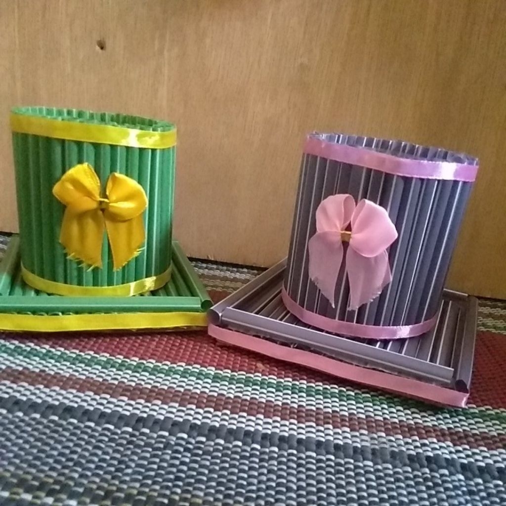 

tempat pensil dari sedotan dan botol bekas dan pita