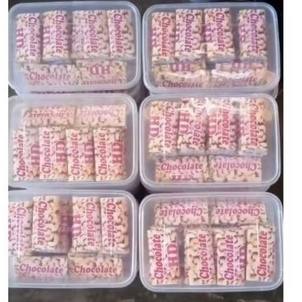 

Baru Coklat Keju Piramid Karakter Kiloan 1 box isi 25 pcs