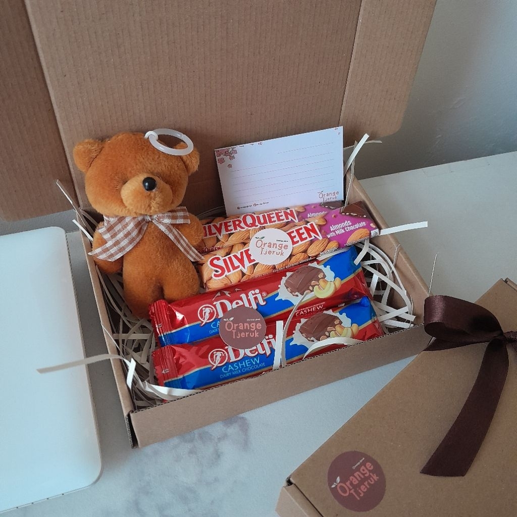 

Hampers Snack Box Cokelat Giftbox Kado Brown Series Surprise Boneka Beruang Mini