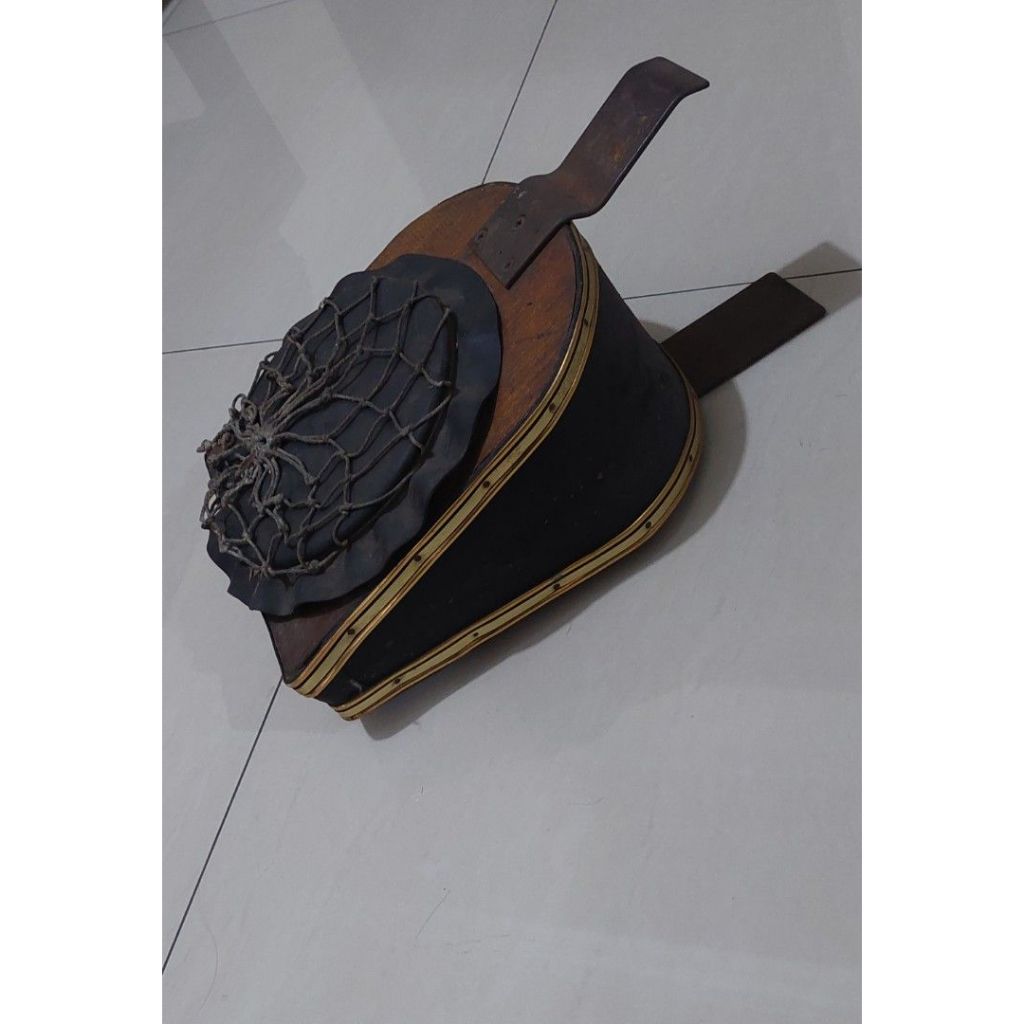 pajangan alat kempusan pengrajin emas