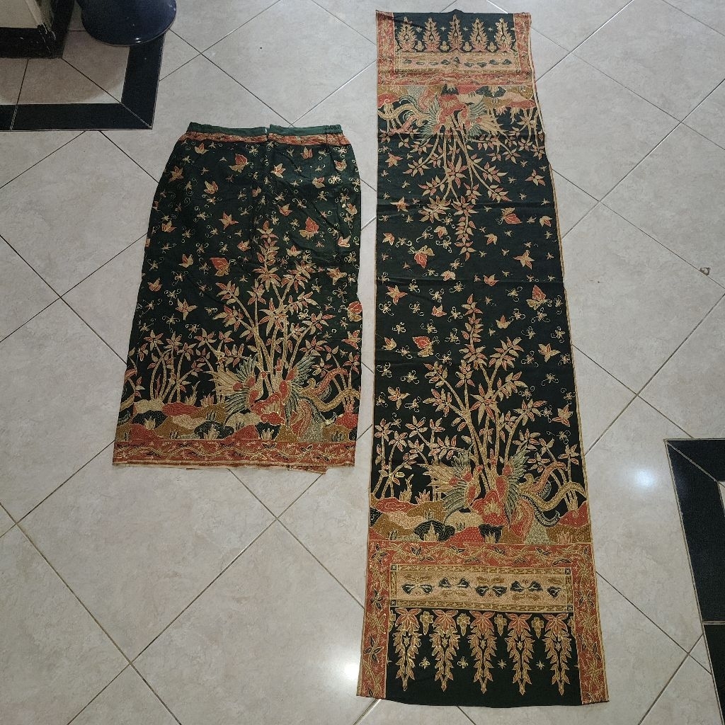 sepasang kain batik rok dan selendang peninggalan mbah