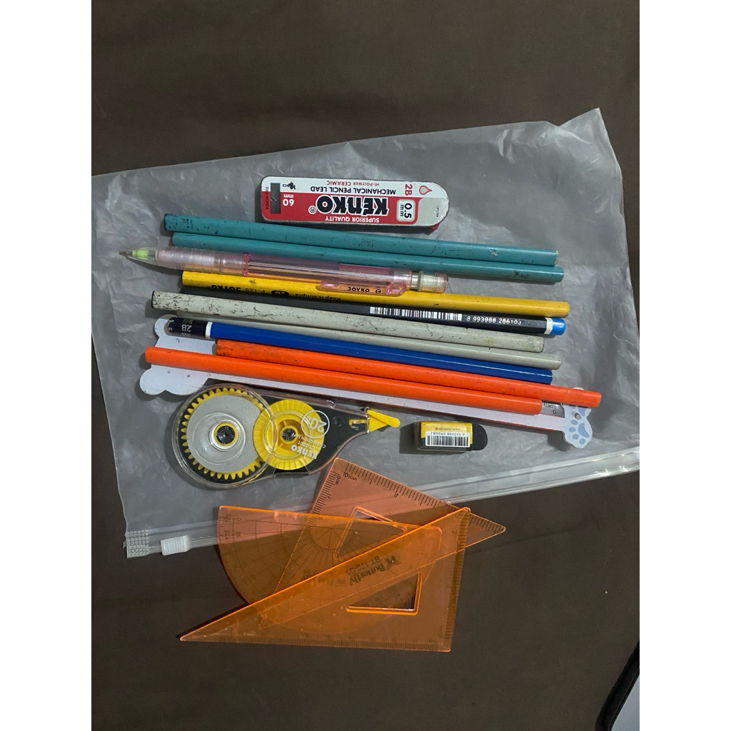 

Alat tulis (tidak ada pensil warna) 20 rb an aja
