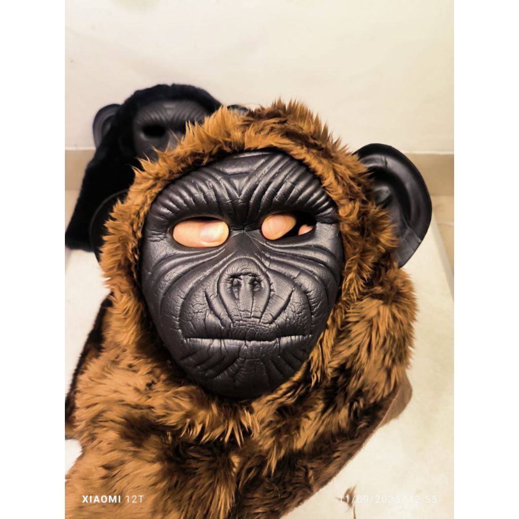 mainan topeng kepala gorila