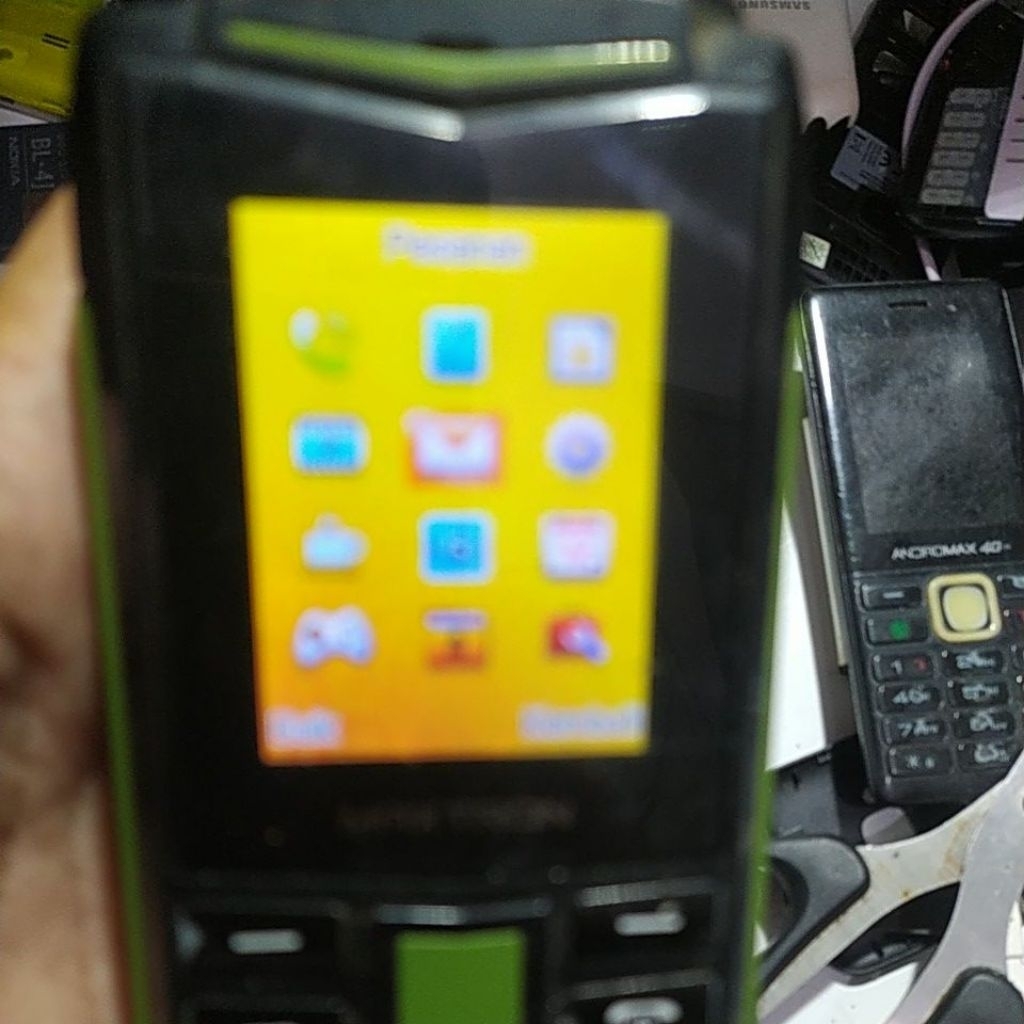 HP SECOND MAXTRON P12i MINUS SUARA KECIL BATRE MASIH AWET BUAT BAHAN ATAU MAU DI PERBAIKI SILAHKAN