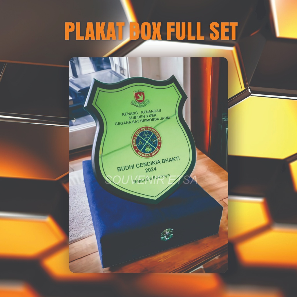 Plakat Box Kayu Perisai Kuningan