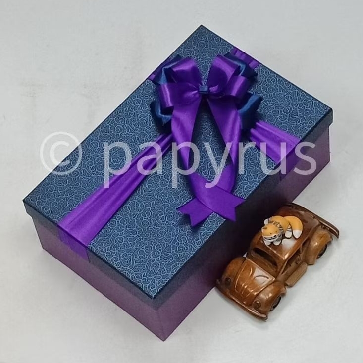 

PAPYRUS Kombinasi 17,5x27,5 Tinggi 10cm Kotak Kado Gift Box Hardbox Hampers Hadiah V2