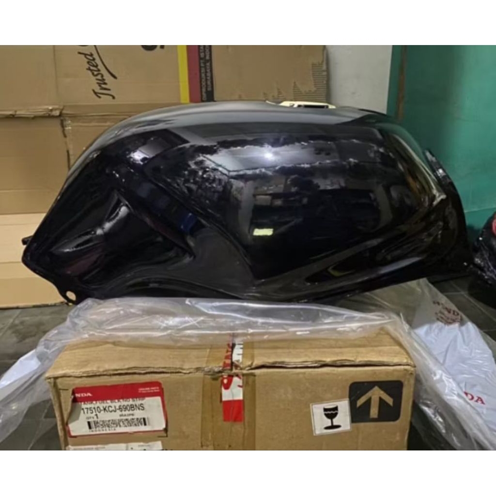 17510 KCJ 690BNS TANGKI BAHAN BAKAR TIGER 2000 TIGER LAMA HITAM ORIGINAL AHM