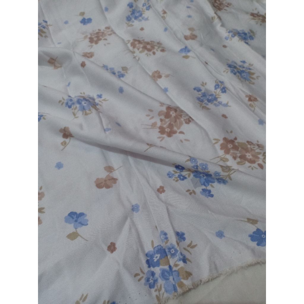 KAIN RAYON TWILL MOTIF BUNGA COKLAT BIRU DASAR PUTIH (1,7 m = Rp60.000)