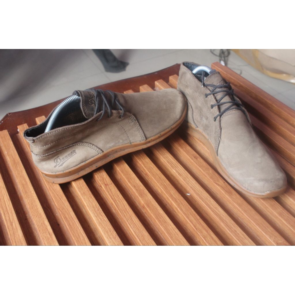 Sepatu chukka boot kasual  keren" Danner" Upper kulit asli nubuck  mantul outsole keras kokoh . Size