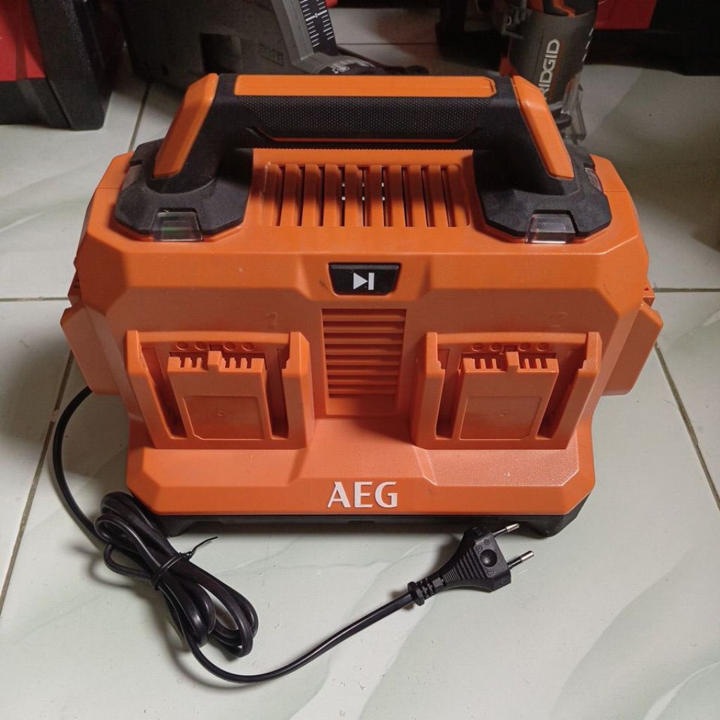 Charger AEG 18v 6 Slot Pengisian Baterai Bisa cas Baterai AEG 18v dan RIDGID 18v (CHARGER BEKAS)