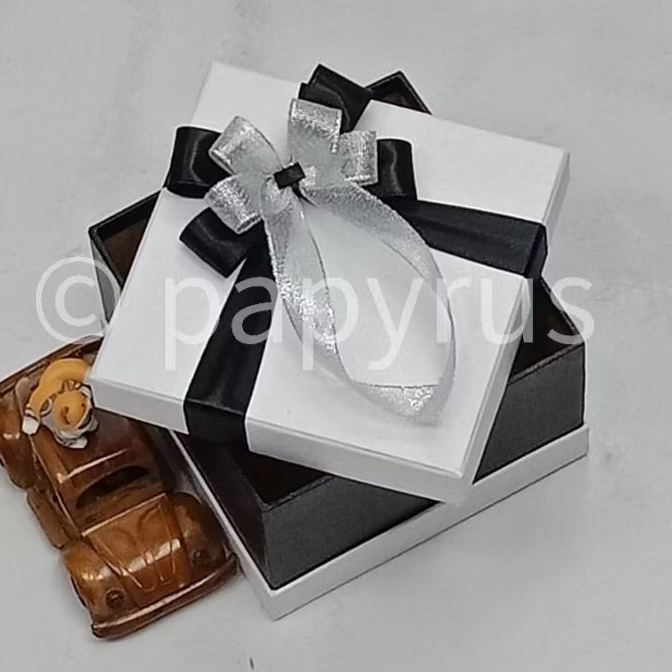 

PAPYRUS Sandwich 15x15 Tinggi 8cm Kotak Kado Gift Box Hardbox Hampers V2