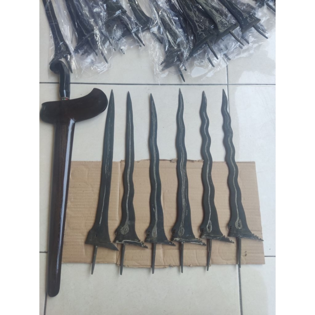 Keris Sangkelat pamor Lintang Kemukus
