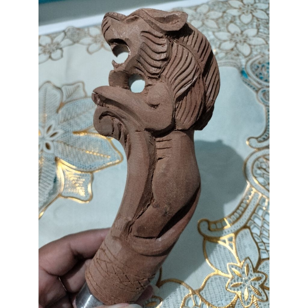 handle atau gagang kayu ukir singa berdiri /gagang golok singa dakom