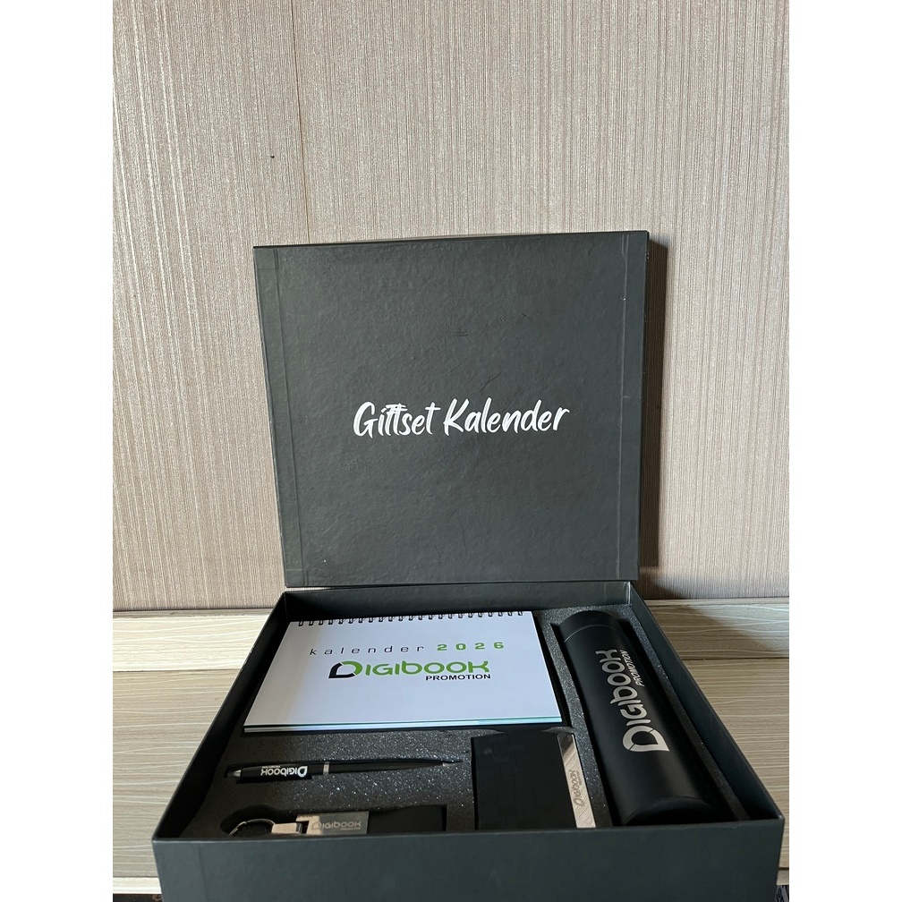 

Paket Gift Set Eksklusif Corporate – Kalender Meja + Tumbler TC208 Grafir + Cardholder + Hardbox