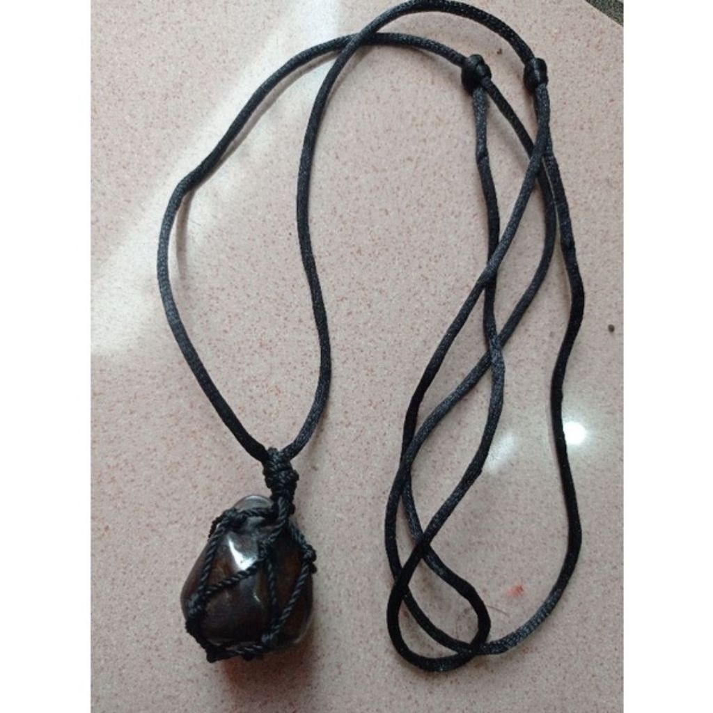 kalung tali hitam batu badar besi tunggal bongkahan