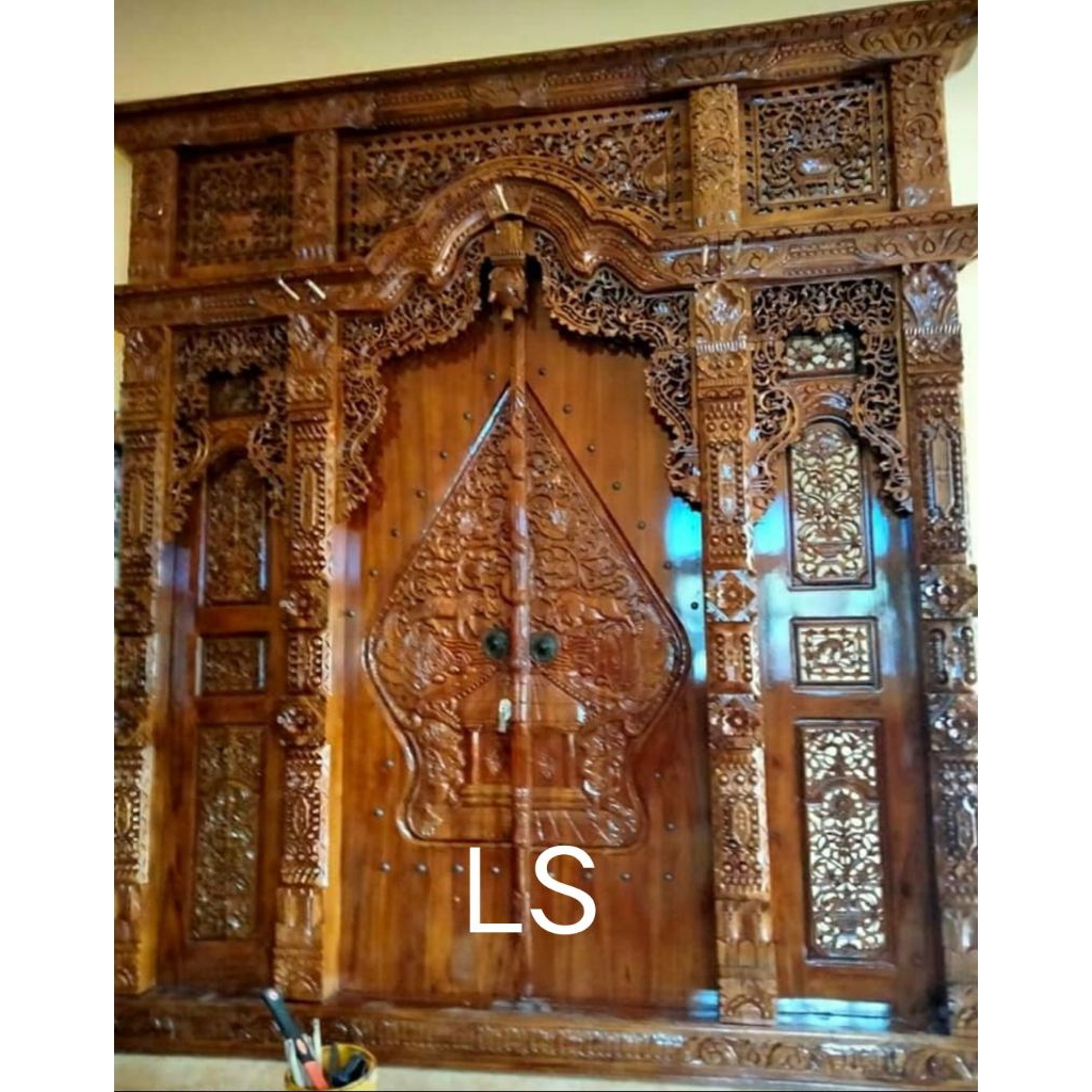 gebyok kusen pintu ukir gebyok kerajinan kayu jati  kuwalitas kayu jati asli pengrajin Jepara Jawa t