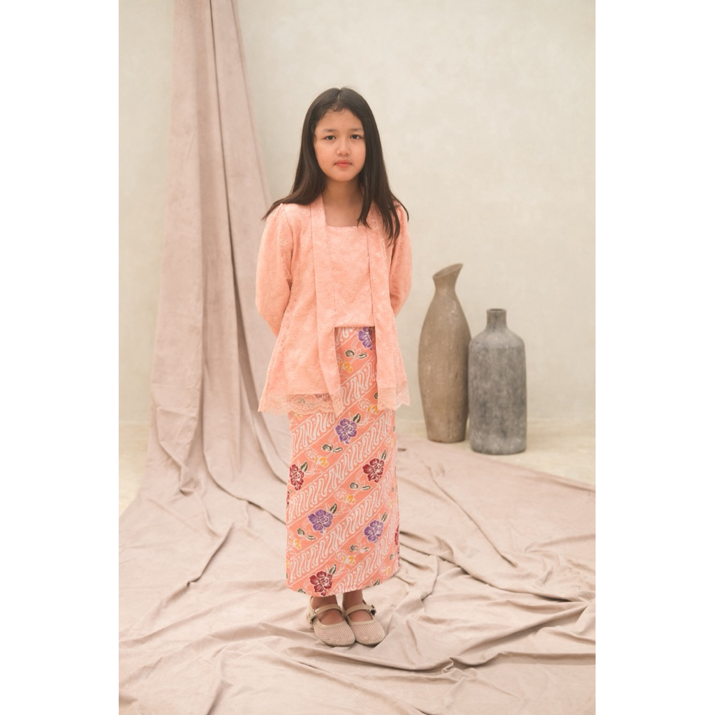 Kebaya Brokat Panjang - Kebaya brokat anak perempuan warna peach salem