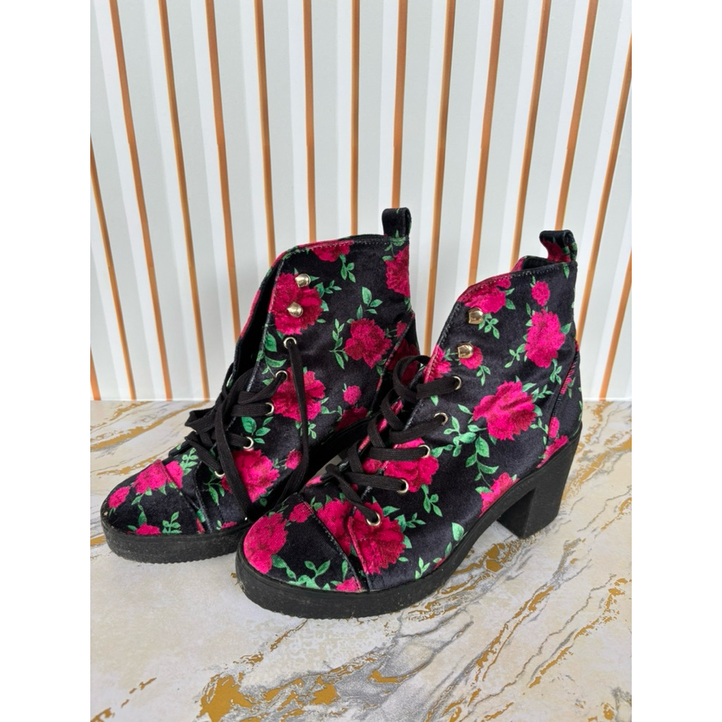 Boots Flowers Betsey Johnson Original (PRELOVED)