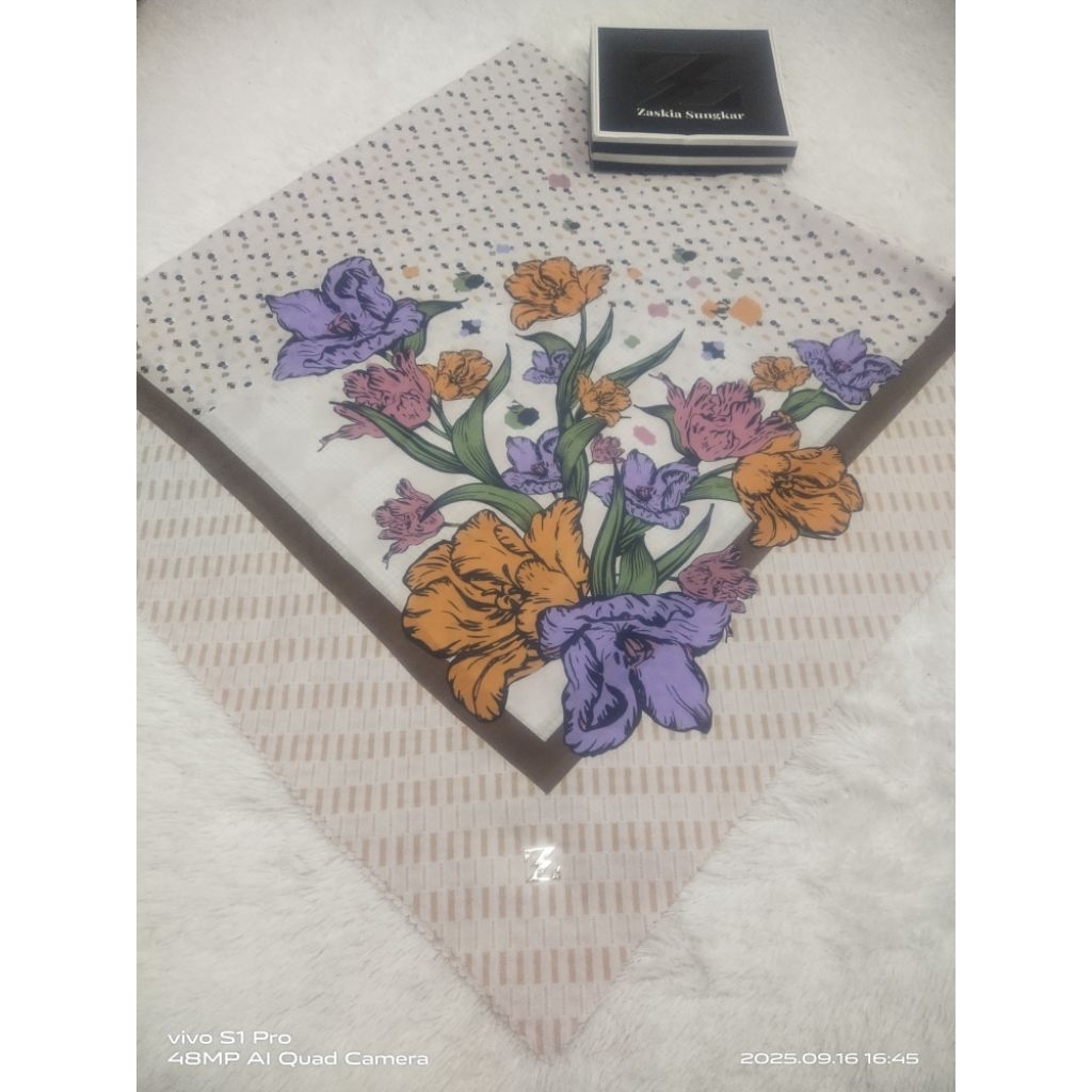 Zaskia Sungkar scarf preloved